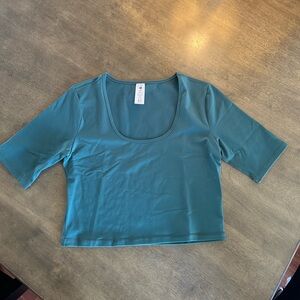 Paragon stretch cropped shirt in size XL